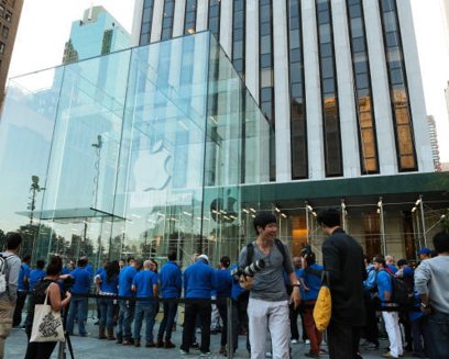 Samsung посылала в очередь за iPhone шпионов